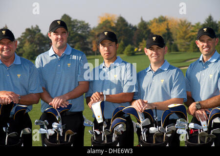 Dublin, Ohio, USA. 1 octobre, 2013. 2013 L'équipe Internationale de Golf : Les membres de l'équipe internationale (L-R) Le capitaine Nick Price, Marc Leishman, Hideki Matsuyama, Charl Schwartzel et Louis Oothuizen posent pour des photos avant la ronde de pratique pour la Coupe des Présidents à Muirfield Village Golf Club à Dublin, Ohio, United States . © Thomas Anderson/AFLO/Alamy Live News Banque D'Images