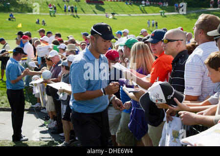 Dublin, Ohio, USA. 1 octobre, 2013. Hideki Matsuyama (JPN) Golf : l'équipe de Hideki Matsuyama Internationale du Japon, signe des autographes aux fans durant la pratique toute l'année pour la Coupe des Présidents à Muirfield Village Golf Club à Dublin, Ohio, United States . © Thomas Anderson/AFLO/Alamy Live News Banque D'Images