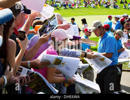 Dublin, Ohio, USA. 2Nd Oct, 2013. Hideki Matsuyama (JPN) Golf : l'équipe de Hideki Matsuyama Internationale du Japon, signe des autographes aux fans durant la pratique toute l'année pour la Coupe des Présidents à Muirfield Village Golf Club à Dublin, Ohio, United States . © Thomas Anderson/AFLO/Alamy Live News Banque D'Images