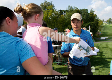 Dublin, Ohio, USA. 2Nd Oct, 2013. Hideki Matsuyama (JPN) Golf : l'équipe de Hideki Matsuyama Internationale du Japon, signe des autographes aux fans durant la pratique toute l'année pour la Coupe des Présidents à Muirfield Village Golf Club à Dublin, Ohio, United States . © Thomas Anderson/AFLO/Alamy Live News Banque D'Images