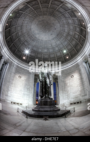 La statue de Thomas Jefferson se dresse dans le dôme intérieur de la théorie néoclassique Thomas Jefferson Memorial à Washington, DC Banque D'Images