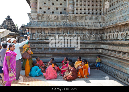 Visiteurs à Belur temple Chennakeshava Karnataka Inde Banque D'Images