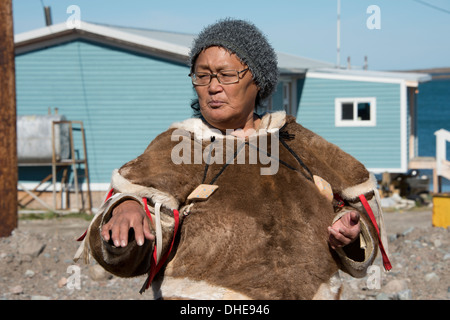 Au Canada, le Nunavut, rive ouest de la Baie d'Hudson, Région de Kivalliq, Arviat. Femme Inuit (Mary) en costumes traditionnels. Banque D'Images