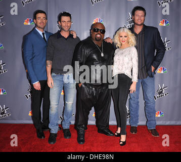 Universal City, Californie, USA. Nov 7, 2013. Carson Daly, Adam Levine, Cee Lo Green, Christina Aguilera & Bla arrive pour la première du spectacle vivant à la voix Saison 5-haut 12. Credit : Lisa O'Connor/ZUMAPRESS.com/Alamy Live News Banque D'Images