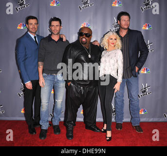 Universal City, Californie, USA. Nov 7, 2013. Carson Daly, Adam Levine, Cee Lo Green, Christina Aguilera & Bla arrive pour la première du spectacle vivant à la voix Saison 5-haut 12. Credit : Lisa O'Connor/ZUMAPRESS.com/Alamy Live News Banque D'Images