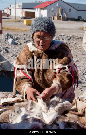 Au Canada, le Nunavut, rive ouest de la Baie d'Hudson, Région de Kivalliq, Arviat. Femme Inuit (Mary) dans la peau de caribou. Banque D'Images