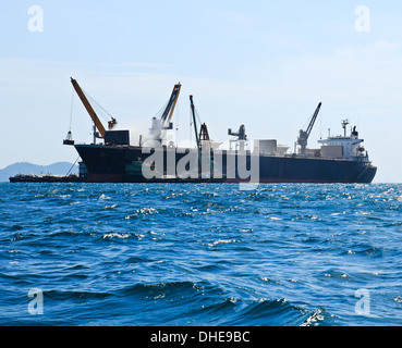 Grand navire sur mer Banque D'Images