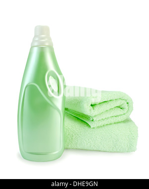 L'assouplissant vert dans la bouteille et deux serviettes vert isolé sur fond blanc Banque D'Images