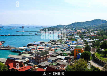 Vue aérienne de l'embarcadère de pêcheur avec village et ville à l'île de Srichang Chonburi, Thaïlande,. Banque D'Images