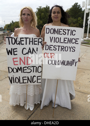 13e édition de Gladys Ricart et victimes de violence familiale à pied des mariées, Memorial, mars 2013, dans le Bronx, New York.