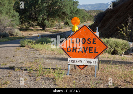 Le gravier warning sign on rural road - Californie, États-Unis Banque D'Images