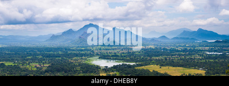 Paysage de montagne, prise depuis le sommet de la forteresse de Sigiriya Rock (le Rocher du Lion), au Sri Lanka, en Asie Banque D'Images