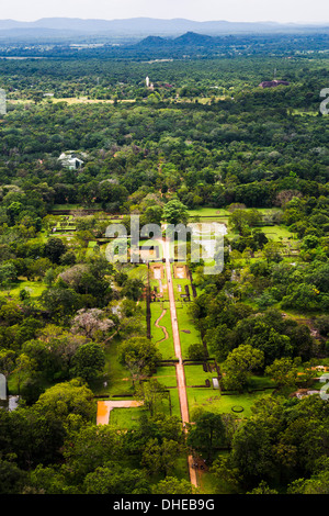 Birds Eye View of the Royal Jardins de la forteresse du Rocher de Sigiriya (le Rocher du Lion), au Sri Lanka, en Asie Banque D'Images