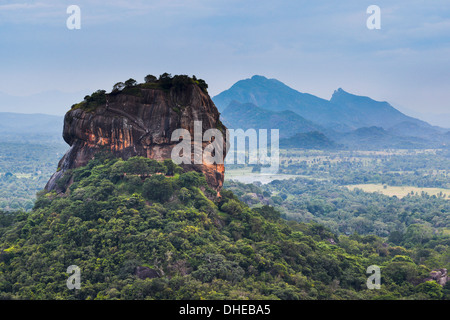 La forteresse du Rocher de Sigiriya, UNESCO World Heritage Site, vu de Pidurangala Rock, Sri Lanka, Asie Banque D'Images