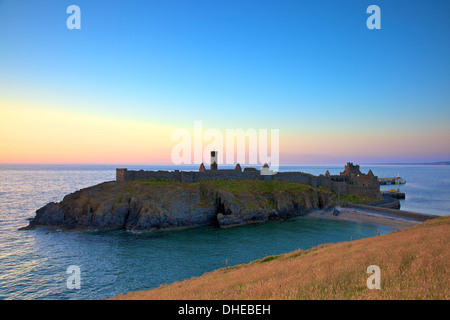 Château de Peel au coucher du soleil, Saint Patrick's Isle, Île de Man, de l'Europe Banque D'Images