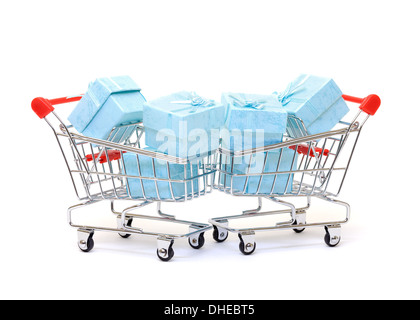 Cadeaux Cyan dans shopping carts Banque D'Images