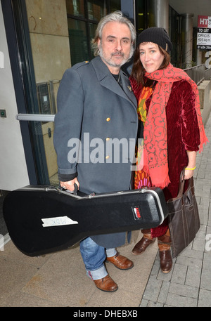 Kieran Kennedy et Maria Doyle Kennedy à l'extérieur de la station de radio FM d'aujourd'hui, Dublin Irlande - 26.04.12 Banque D'Images