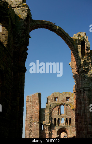 Les ruines de prieuré de Lindisfarne sur Holy Island, Northumberland, Angleterre Banque D'Images