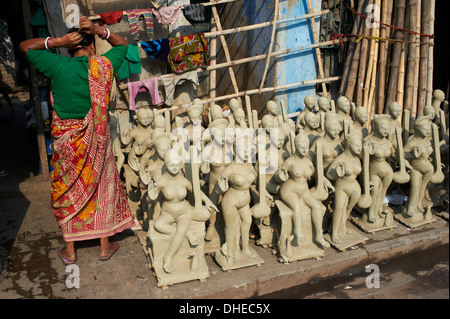 Des statues d'argile de dieux et déesses hindous, Kumartulli district, Kolkata (Calcutta), West Bengal, Inde, Asie Banque D'Images