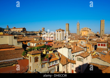 Vue urbaine avec les tours de la ville, Bologne, Emilie-Romagne, Italie, Europe Banque D'Images