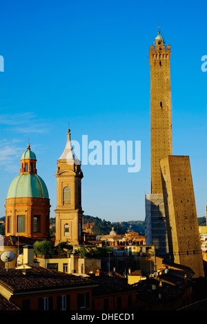 Tours de Torre degli Asinelli et Torre Garisenda, Bologne, Émilie-Romagne, Italie, Europe Banque D'Images