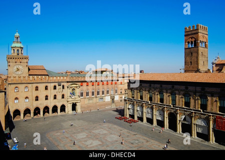 Vue sur la place Piazza Maggiore, Palazzo del Podesta, Bologne, Emilie-Romagne, Italie, Europe Banque D'Images