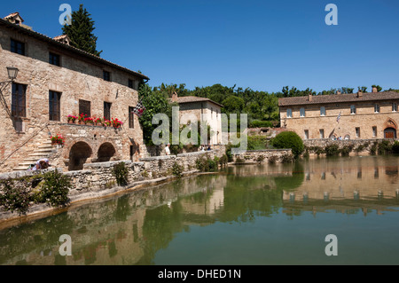 Dans le village de source thermale de Bagno Vignoni, maintenant impropres à la baignade, Val d'Orcia, Toscane, Italie, Europe Banque D'Images