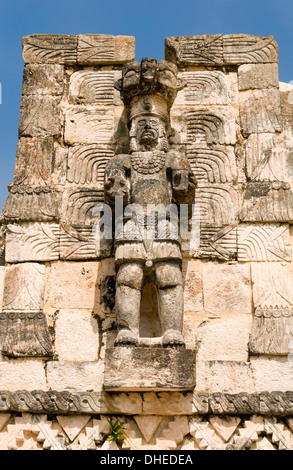 Les Atlantes sculptés en pierre des chiffres sur l'arrière de l'ruines Maya d'El Palacio de las Mascarones à kabah, dans le Yucatan, Mexique Banque D'Images