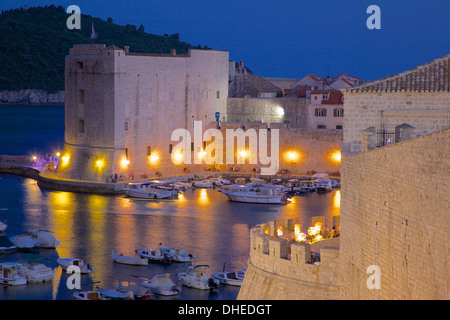 Au crépuscule, le port de Dubrovnik, Dalmatie, Croatie, Europe Banque D'Images