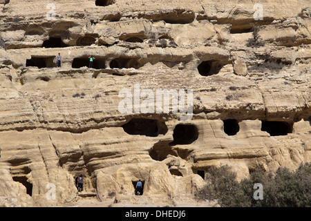 Vue sur les grottes, datant du néolithique, dans les falaises de grès de Matala, Grèce. Banque D'Images