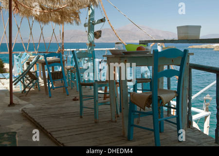 Eating out in style méditerranéen à Matala, avec vue directe sur la baie de Messara, région d'Héraklion, Crète, Grèce. Banque D'Images