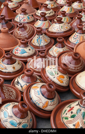 Tajines à vendre au souk, Marrakech, Maroc, Afrique du Nord, Afrique Banque D'Images