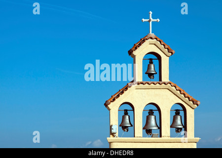 Bell Tower près de Héraklion, sur l'île de Crète, Grèce. Exemple de l'architecture typiquement grec. Banque D'Images