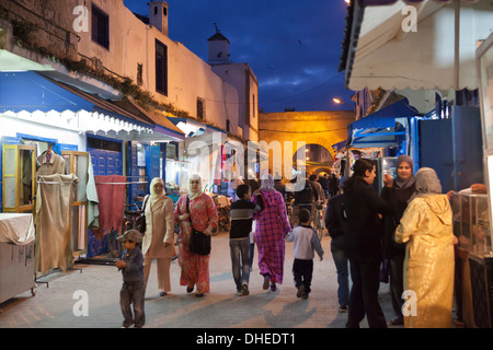 Le souk de la Médina dans la nuit, l'UNESCO World Heritage Site, Essaouira, Côte Atlantique, Maroc, Afrique du Nord, Afrique Banque D'Images