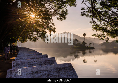 Lever du soleil sur le lac de Kandy et de l'île qui abrite la Maison d'été Royal, Kandy, l'UNESCO, la Province du Centre, au Sri Lanka Banque D'Images