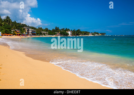Unawatuna Beach, une belle plage sur la côte sud du Sri Lanka, en Asie Banque D'Images