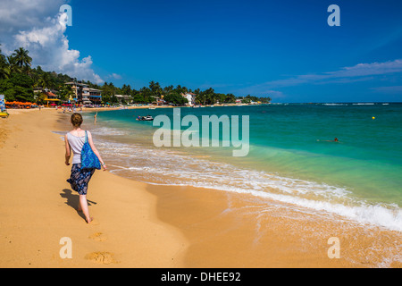 Balades touristiques le long de Unawatuna Beach, une belle plage sur la côte sud du Sri Lanka, en Asie Banque D'Images
