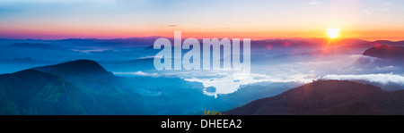 Adams Peak (Sri Pada) voir au lever du soleil, les montagnes et le réservoir d'Maussakele, hauts plateaux du centre, le Sri Lanka, l'Asie Banque D'Images