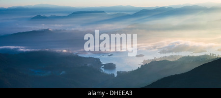 Adams Peak (Sri Pada) voir au lever du soleil, les montagnes et le réservoir d'Maussakele, hauts plateaux du centre, le Sri Lanka, l'Asie Banque D'Images