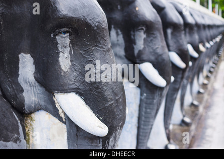 Des statues d'éléphants à Ruvanvelisaya dagoba dans le Mahavihara (le grand monastère), Anuradhapura, Sri Lanka, l'UNESCO Banque D'Images