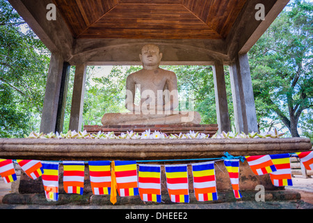 Samadhi Buddha statue et drapeaux bouddhistes, Anuradhapura, UNESCO World Heritage Site, Triangle culturel, au Sri Lanka, en Asie Banque D'Images