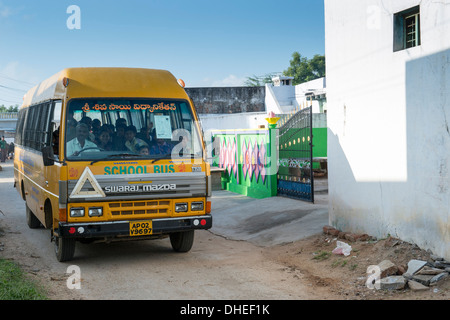 Indian school bus allant à travers un village de l'Inde rurale. L'Andhra Pradesh, Inde Banque D'Images