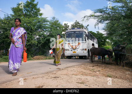 Sri Sathya Sai Baba l'hôpital clinique d'approche mobile service bus arrivant à un village de l'Inde rurale. L'Andhra Pradesh, Inde Banque D'Images