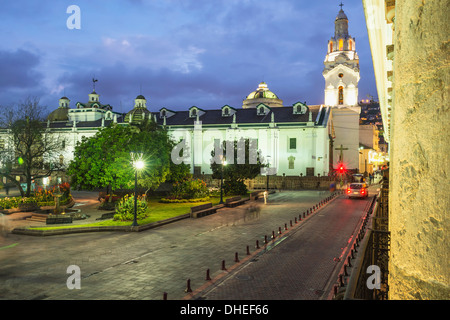 Cathédrale Métropolitaine de nuit, la place de l'indépendance, Quito, Site du patrimoine mondial de l'UNESCO, la province de Pichincha, Equateur Banque D'Images