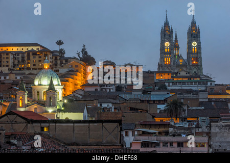 Basilique du Vœu National la nuit, Quito, Site du patrimoine mondial de l'UNESCO, la province de Pichincha, Equateur Banque D'Images