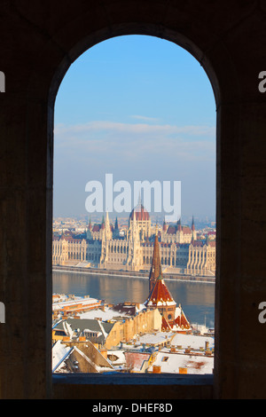 Le Parlement hongrois et du Danube sur une après-midi hivers, Budapest, Hongrie, Europe Banque D'Images