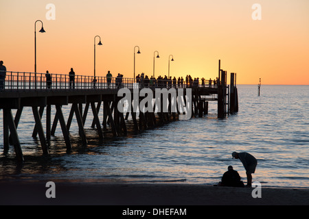 Embarcadère de Glenelg et plage de l'Australie au coucher du soleil Banque D'Images