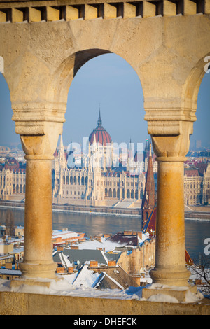 Le Parlement hongrois, éclairé par une lumière chaude sur une après-midi hivers, Budapest, Hongrie, Europe Banque D'Images