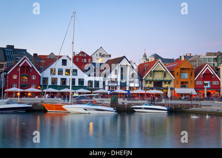 Le pittoresque port de Stavanger allumé au crépuscule, Stavanger, Rogaland, Norway, Scandinavia, Europe Banque D'Images