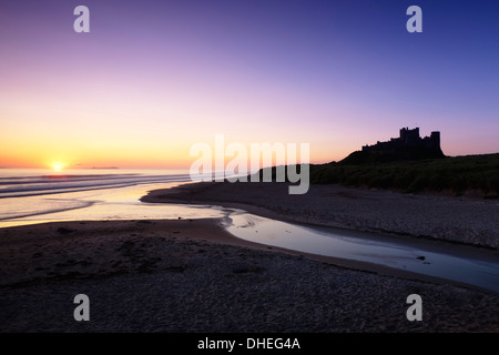 Château de Bamburgh, au lever du soleil, Bamburgh Northumberland, Angleterre, Royaume-Uni, Europe Banque D'Images